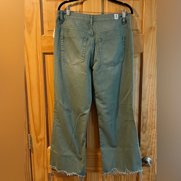 NWT Altar'd State Aubrielle Cropped Olive Green Distressed Jeans Sz 30 - Picture 3 of 9